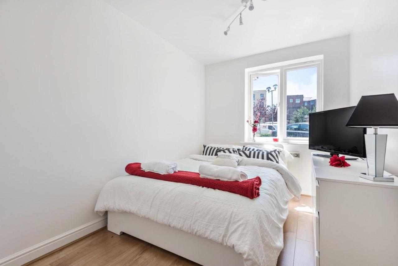 2 Bed Flat, Dedicated Workspace, Parking, 4Ktv Λονδίνο Εξωτερικό φωτογραφία